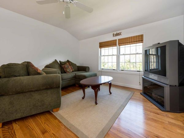Cape Cod Home 994741