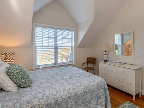 Cape Cod Home 994742