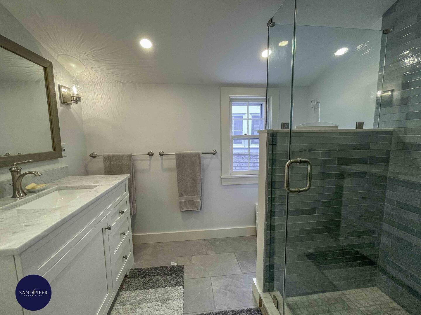 Cape Cod Home 994745