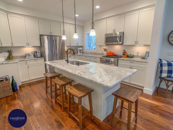 Cape Cod Home 994746