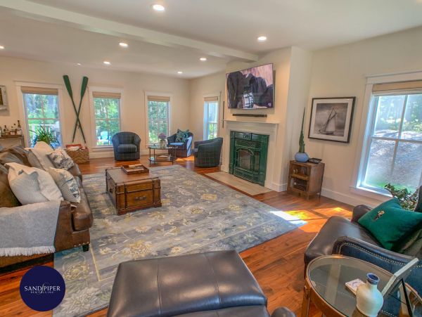 Cape Cod Home 994746