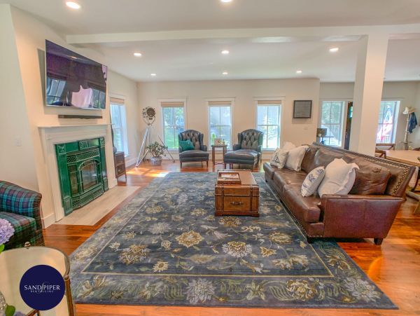 Cape Cod Home 994746