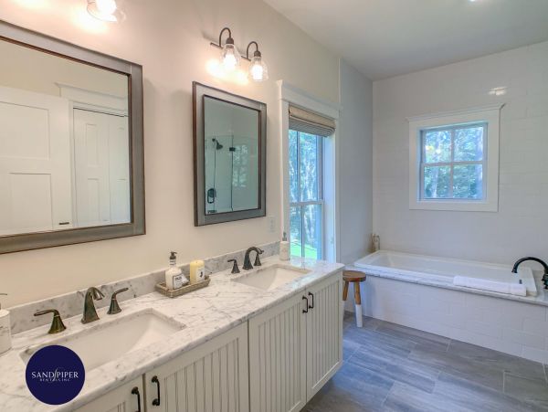 Cape Cod Home 994746