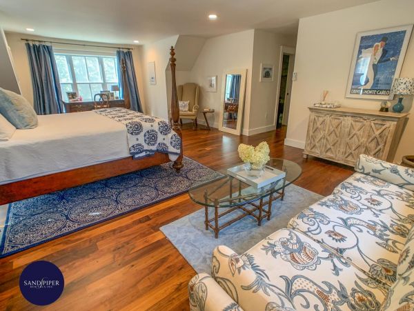 Cape Cod Home 994746