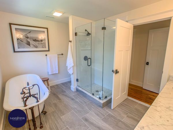Cape Cod Home 994746