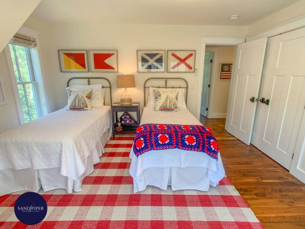Cape Cod Home 994746