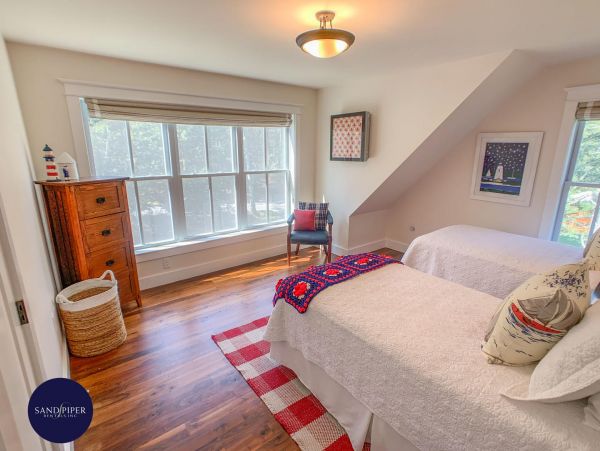 Cape Cod Home 994746