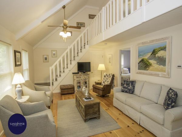 Cape Cod Home 994752