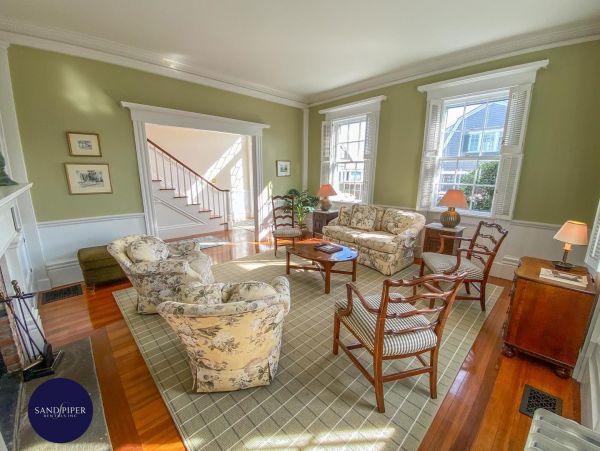 Cape Cod Home 994754