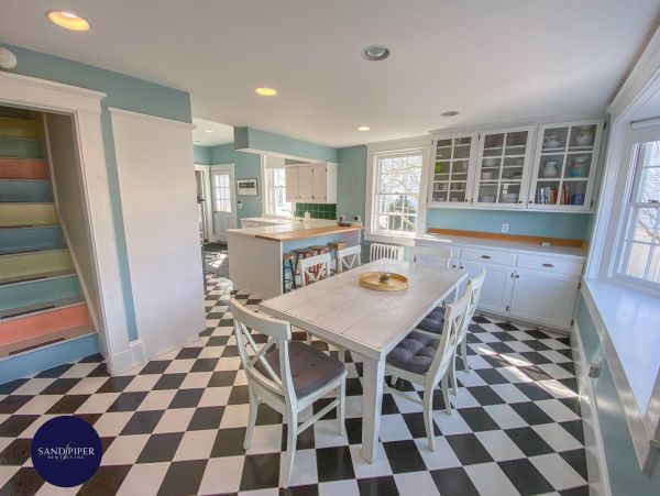 Cape Cod Home 994754