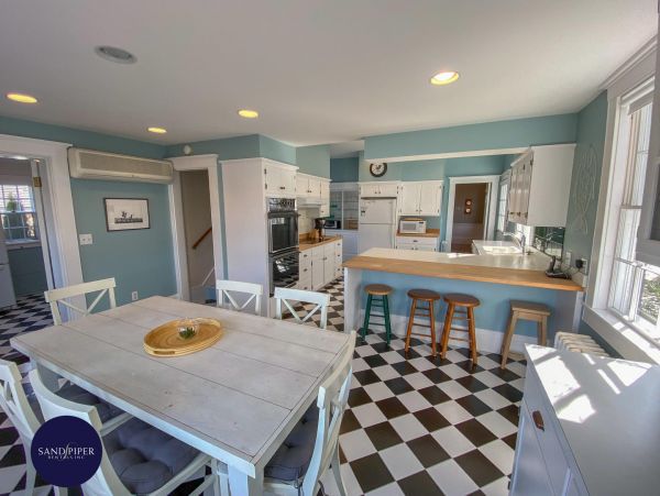 Cape Cod Home 994754