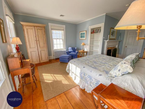 Cape Cod Home 994754