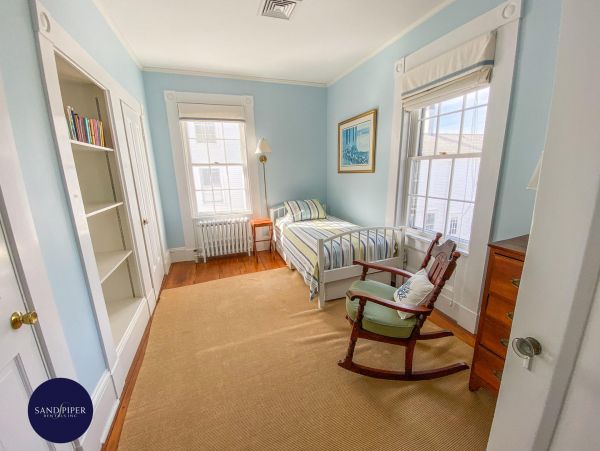 Cape Cod Home 994754