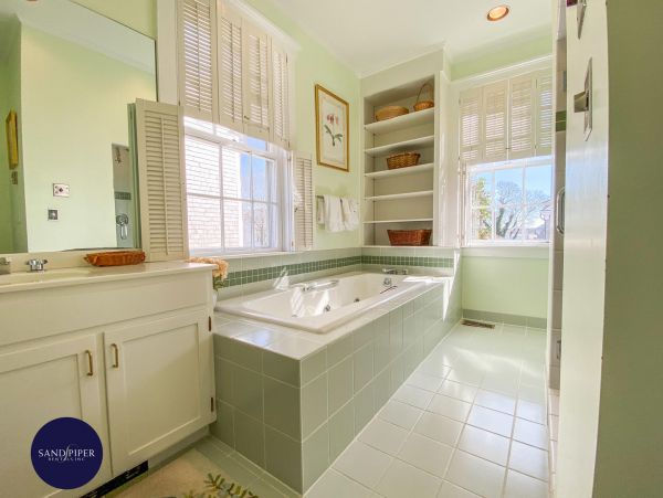 Cape Cod Home 994754