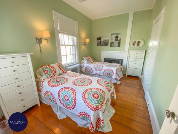 Cape Cod Home 994754