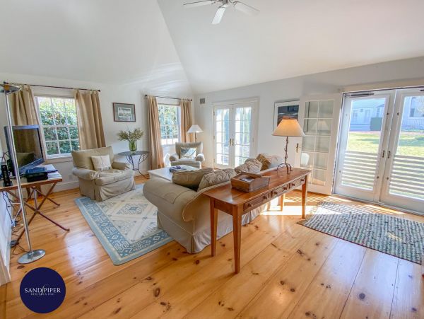 Cape Cod Home 994754