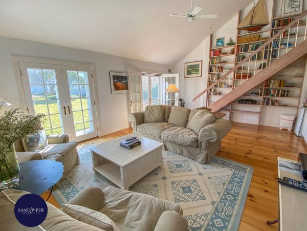 Cape Cod Home 994754