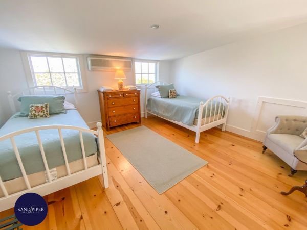 Cape Cod Home 994754