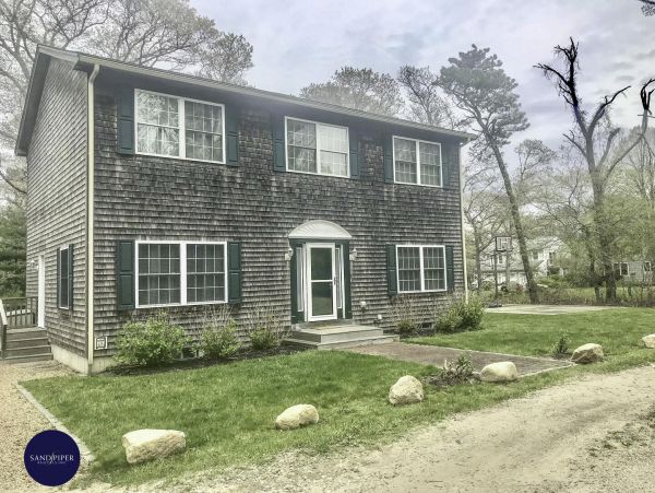 Cape Cod Home 994756