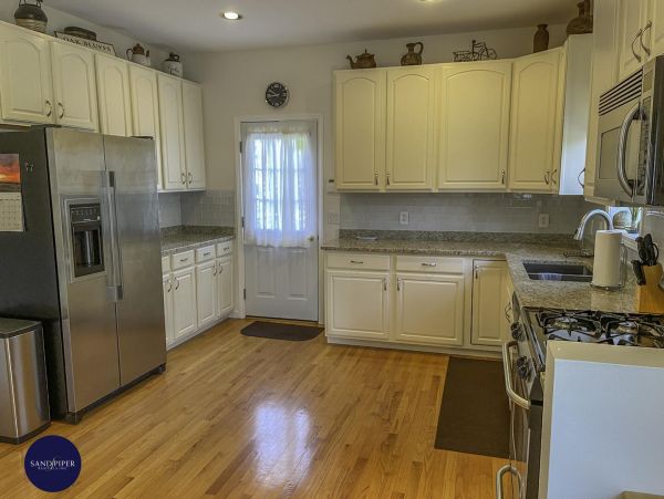 Cape Cod Home 994756
