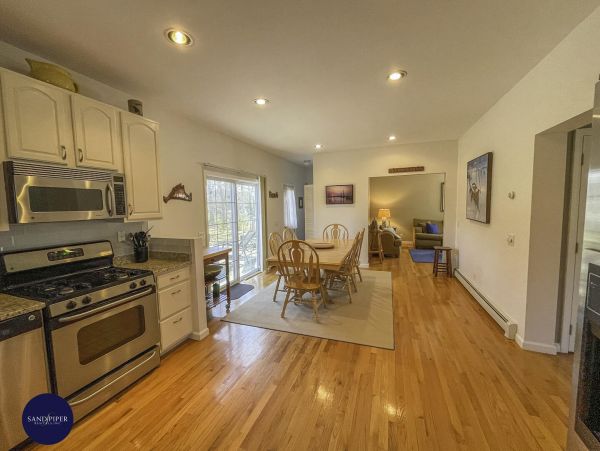 Cape Cod Home 994756