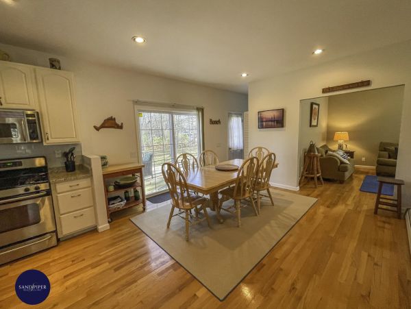 Cape Cod Home 994756