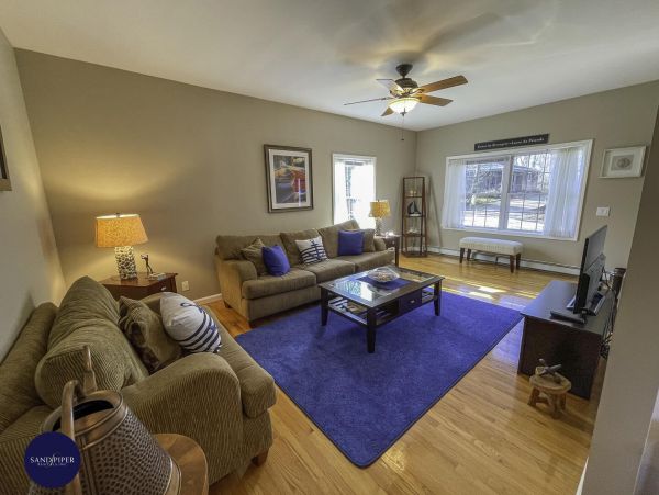 Cape Cod Home 994756