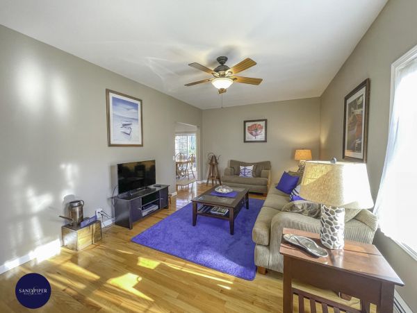 Cape Cod Home 994756