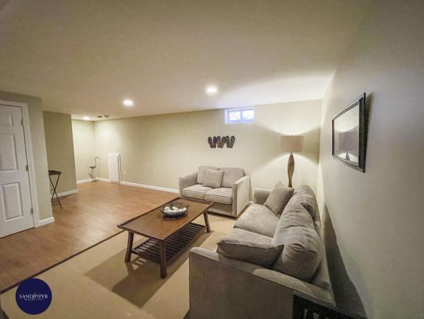 Cape Cod Home 994756