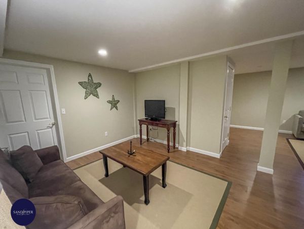Cape Cod Home 994756