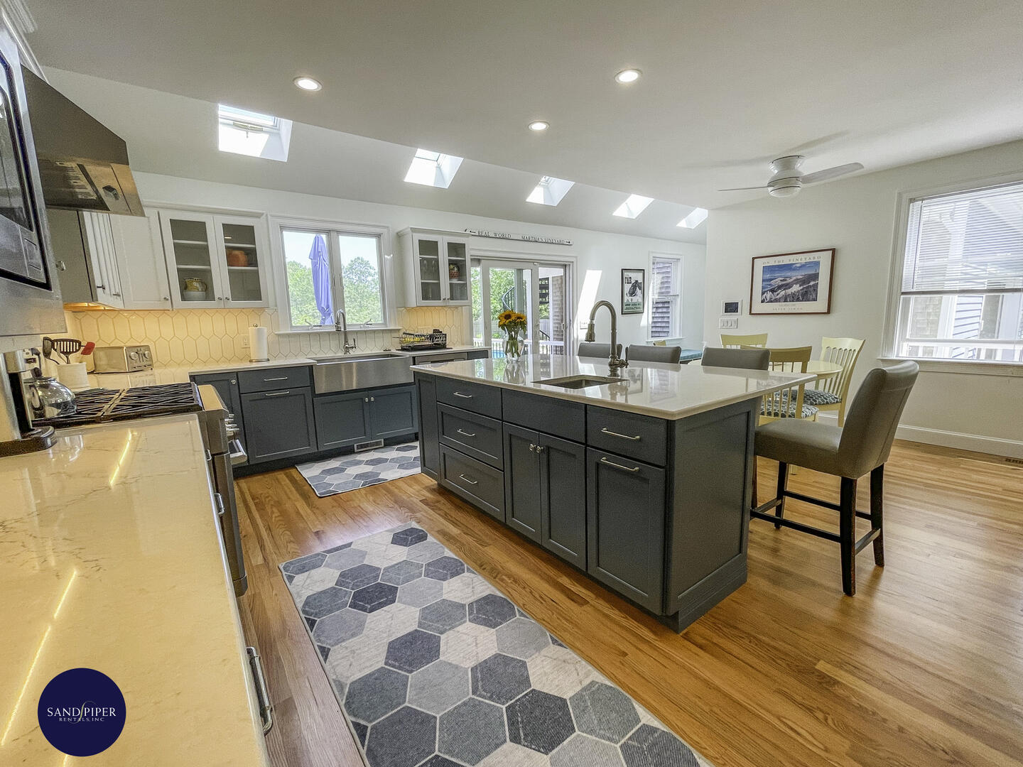 Cape Cod Home 994757