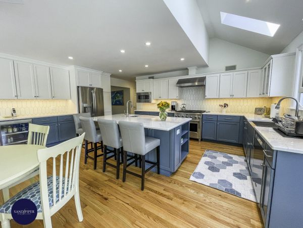 Cape Cod Home 994757
