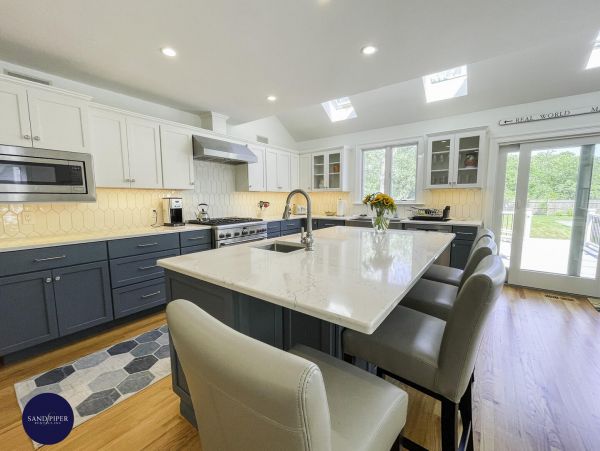 Cape Cod Home 994757