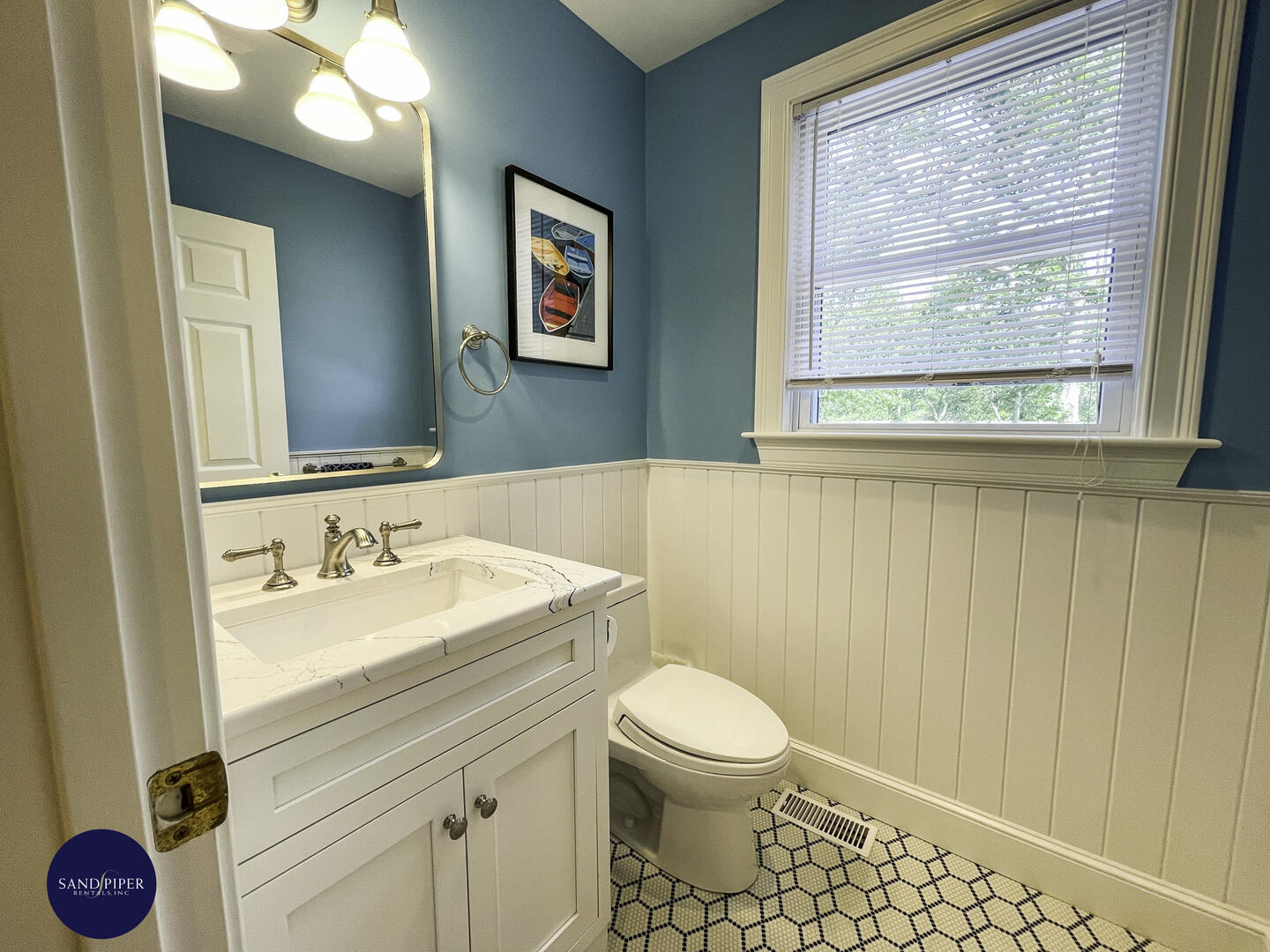 Cape Cod Home 994757