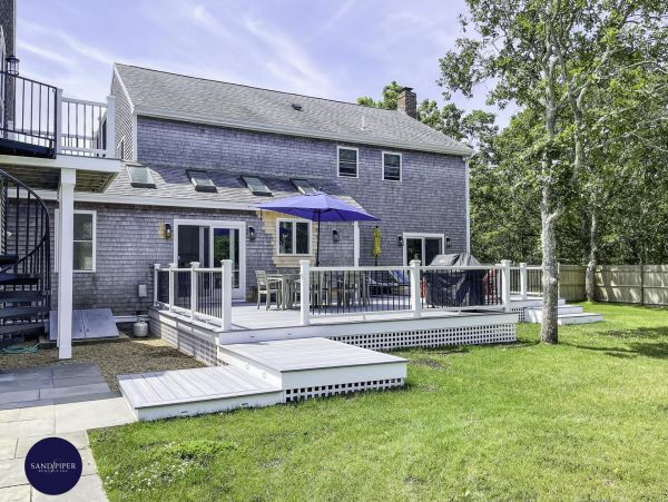 Cape Cod Home 994757