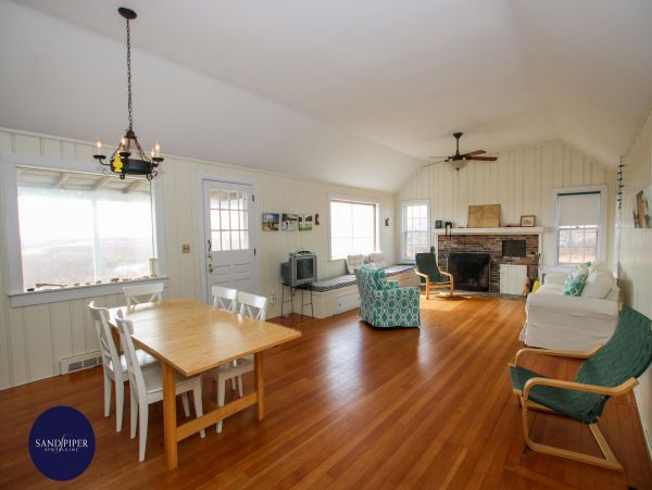 Cape Cod Home 994758