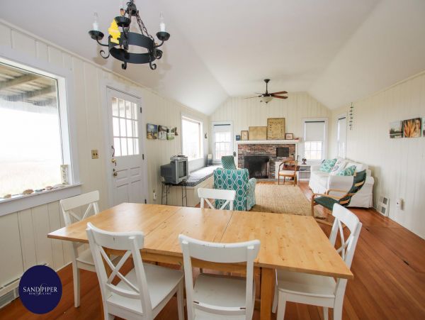 Cape Cod Home 994758