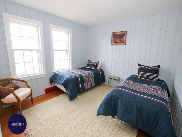 Cape Cod Home 994758