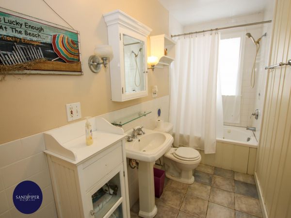 Cape Cod Home 994758