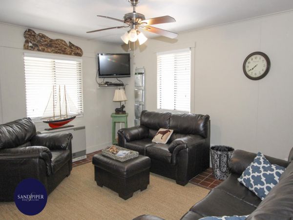 Cape Cod Home 994759