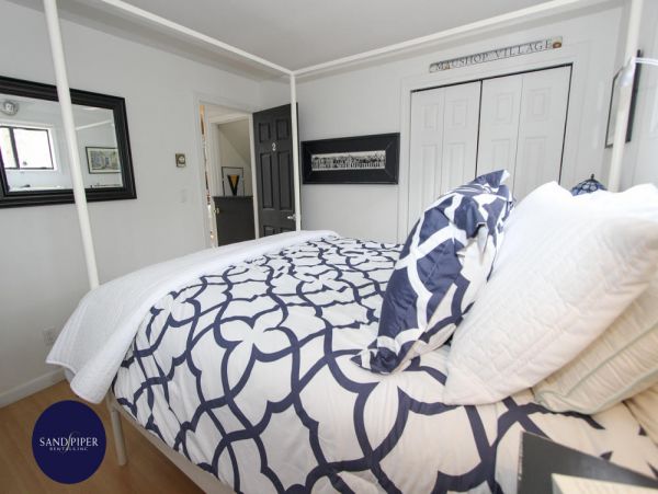 Cape Cod Home 994759