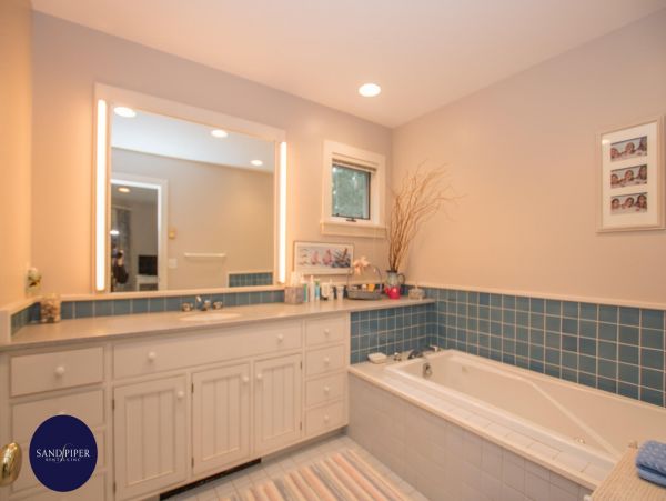 Cape Cod Home 994760