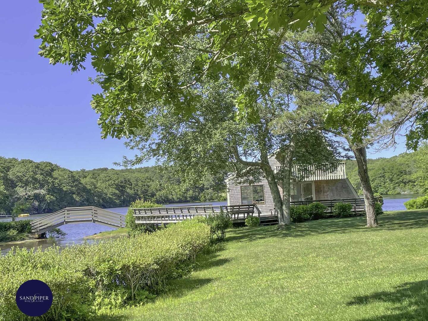 Cape Cod Home 994760