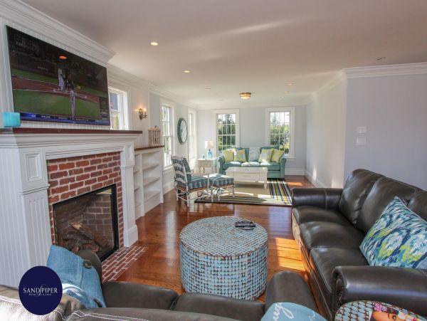 Cape Cod Home 994766