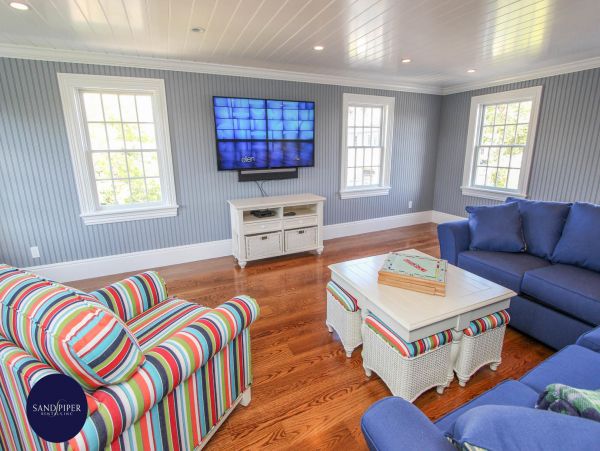 Cape Cod Home 994766