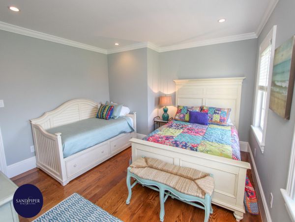 Cape Cod Home 994766