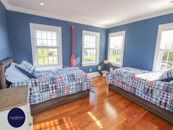 Cape Cod Home 994766