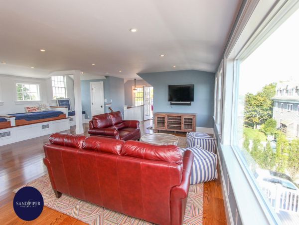 Cape Cod Home 994766