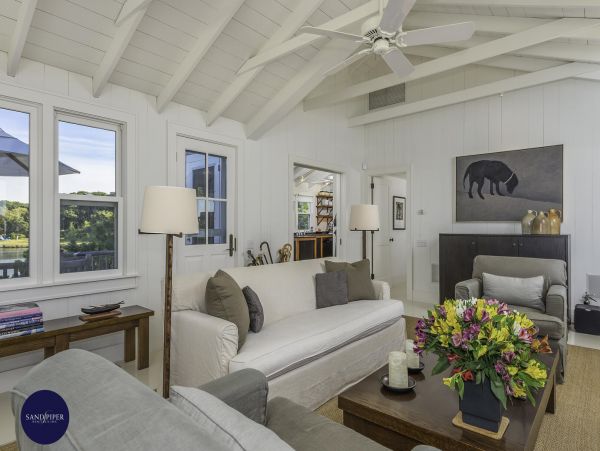 Cape Cod Home 994767