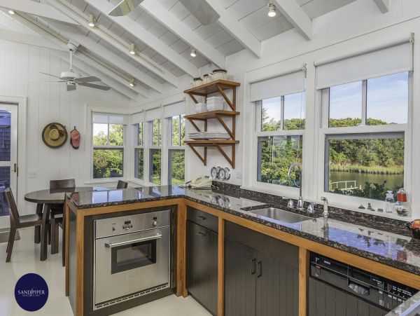 Cape Cod Home 994767